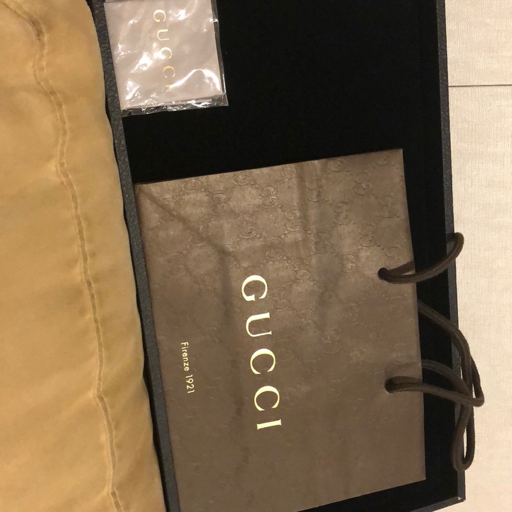 Shopping Gucci bag with Gucci cloth